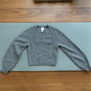 H&M sweater. No tags. Never worn!
Size S